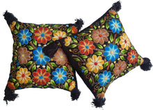 Cargar imagen en el visor de la galería, Cojín Bordado Ayacucho