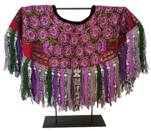 Cargar imagen en el visor de la galería, Huipil Guatemalteco en pedestal de fierro.