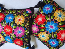 Cargar imagen en el visor de la galería, 10% OFF Cojín Bordado Ayacucho AY42008