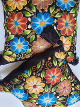 Cargar imagen en el visor de la galería, Cojín Bordado Ayacucho