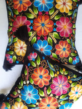 Cargar imagen en el visor de la galería, Cojín Bordado Ayacucho