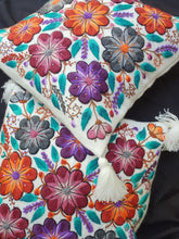 Cargar imagen en el visor de la galería, 15% OFF Cojín Bordado Ayacucho