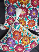 Cargar imagen en el visor de la galería, Cojín Bordado Ayacucho/ Última unidad.