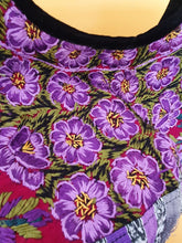 Cargar imagen en el visor de la galería, Huipil Guatemalteco en pedestal de fierro.