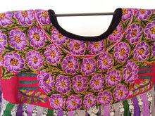 Cargar imagen en el visor de la galería, Huipil Guatemalteco en pedestal de fierro.