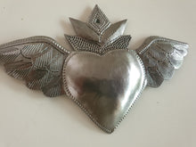Cargar imagen en el visor de la galería, Corazón de latón con alas.
