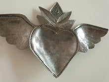 Cargar imagen en el visor de la galería, Corazón de latón con alas.
