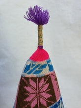 Cargar imagen en el visor de la galería, Chullo en pedestal