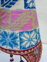 Cargar imagen en el visor de la galería, Chullo en pedestal