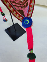 Cargar imagen en el visor de la galería, Chullo en pedestal