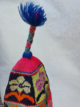 Cargar imagen en el visor de la galería, Chullo en pedestal