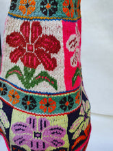 Cargar imagen en el visor de la galería, Chullo en pedestal