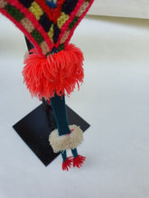 Cargar imagen en el visor de la galería, Chullo en pedestal