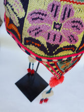 Cargar imagen en el visor de la galería, Chullo en pedestal