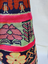 Cargar imagen en el visor de la galería, Chullo en pedestal