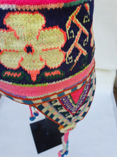 Cargar imagen en el visor de la galería, Chullo en pedestal