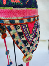 Cargar imagen en el visor de la galería, Chullo en pedestal