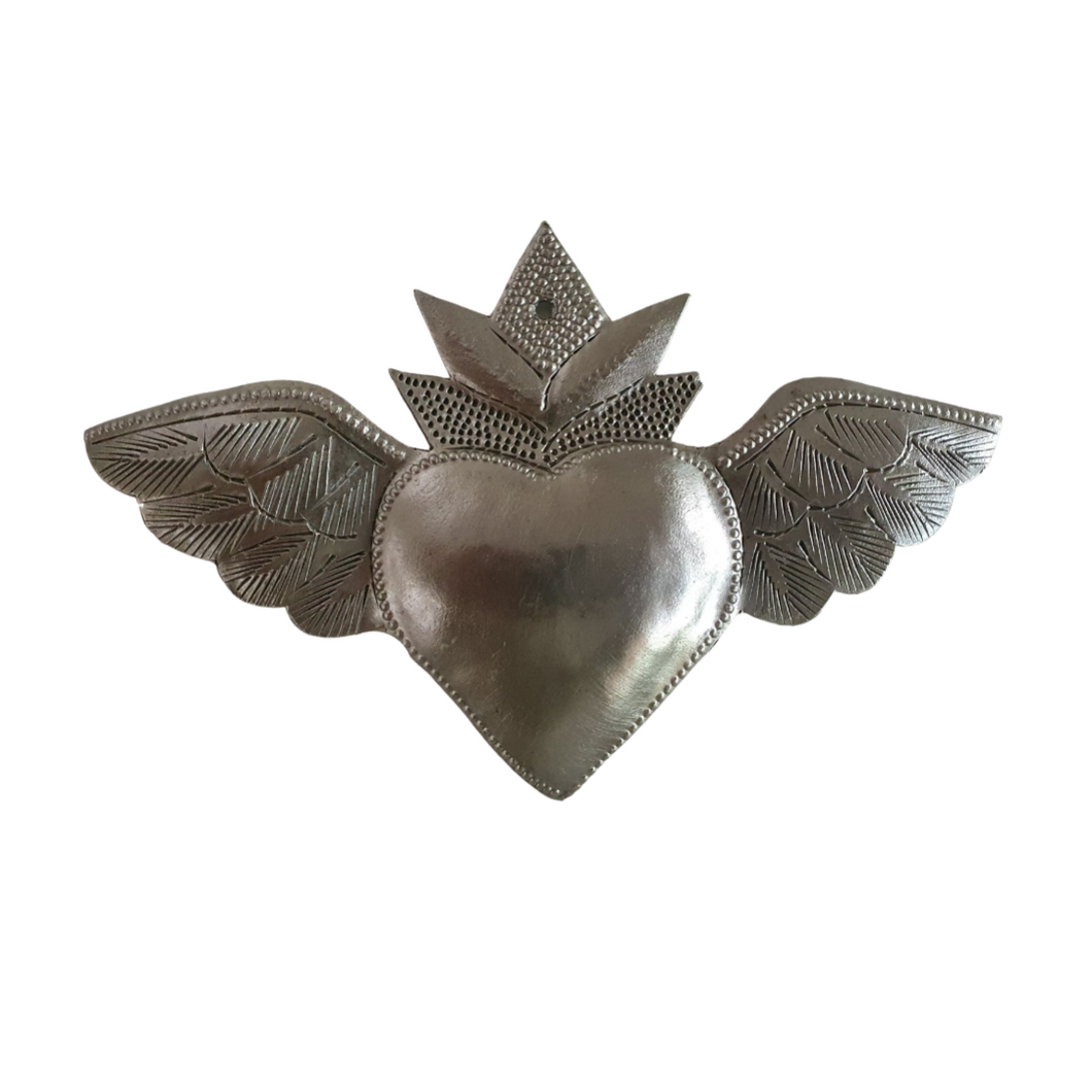 Corazón de latón con alas.