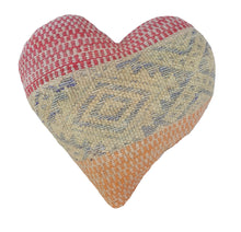 Cargar imagen en el visor de la galería, Cojín manta corazón 40 x 35 cms aprox.
