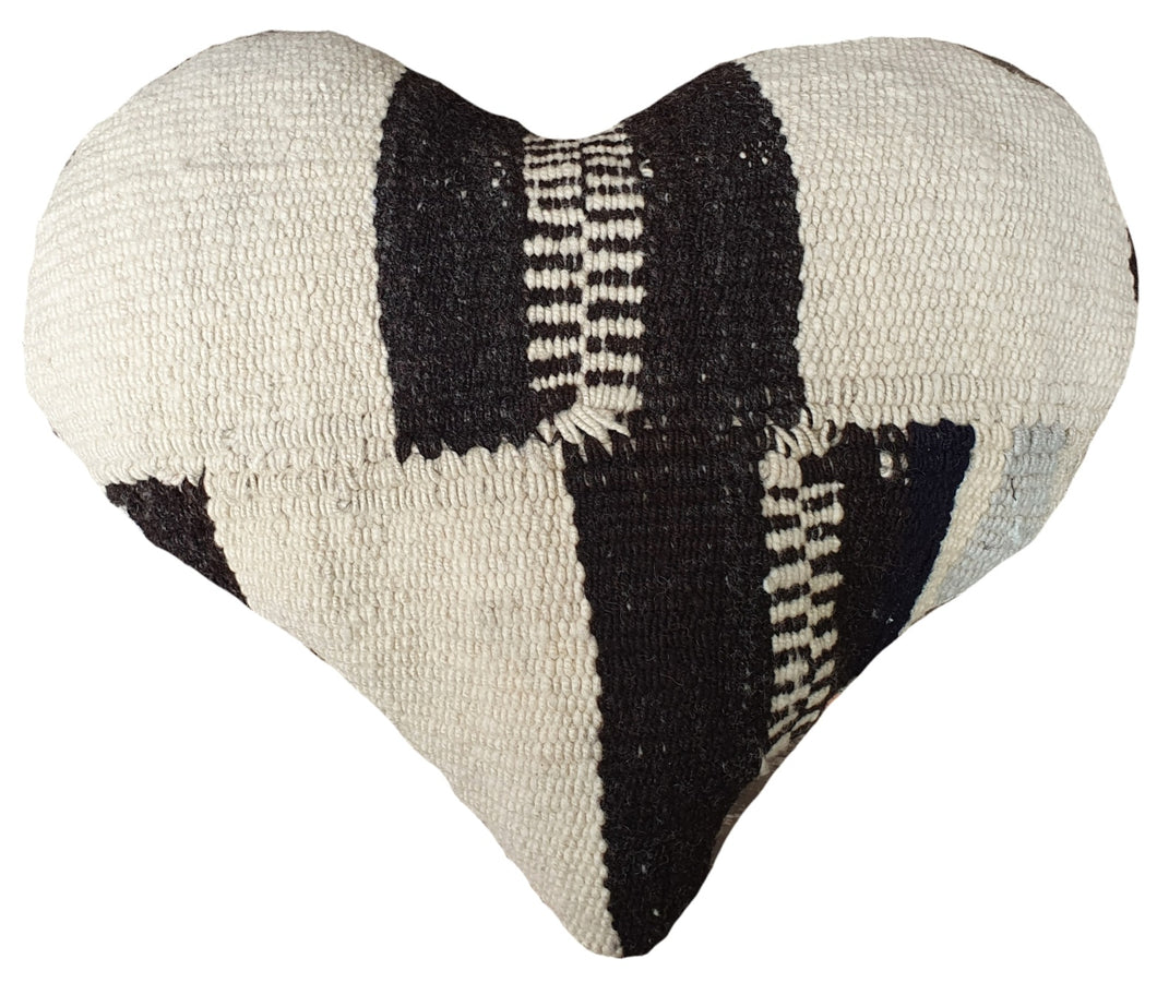 Cojín manta corazón 40 x 35 cms aprox.
