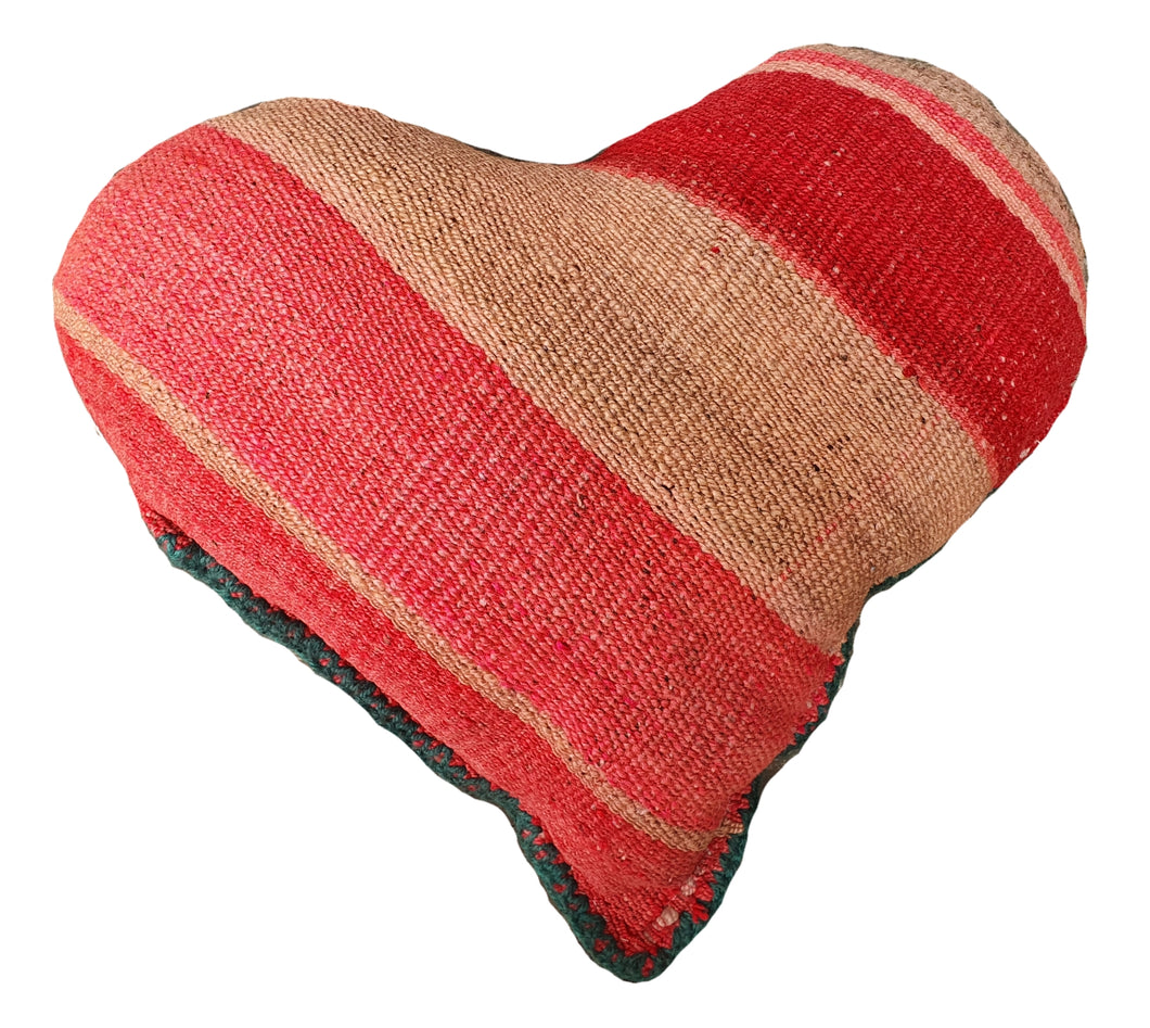 Cojín manta corazón 40 x 35 cms aprox.