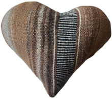 Cargar imagen en el visor de la galería, Cojín manta corazón 40 x 35 cms aprox.
