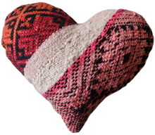 Cargar imagen en el visor de la galería, 15% OFF Cojín manta corazón 40 x 35 cms aprox.

