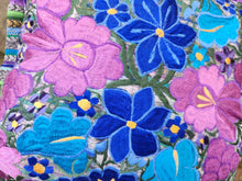 Cargar imagen en el visor de la galería, 20% OFF Cojín bordado guatemalteco 45x45/ Última unidad.
