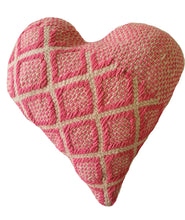 Cargar imagen en el visor de la galería, Cojín manta corazón 40 x 35 cms aprox.
