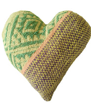 Cargar imagen en el visor de la galería, Cojín manta corazón 40 x 35 cms aprox.
