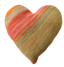 Cargar imagen en el visor de la galería, Cojín manta corazón 40 x 35 cms aprox.

