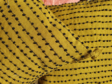 Cargar imagen en el visor de la galería, Cojín mexicano de lino Amarillo verdoso y lineas negras
