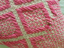 Cargar imagen en el visor de la galería, Cojín manta corazón 40 x 35 cms aprox.
