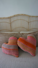 Cargar imagen en el visor de la galería, Cojín manta corazón 40 x 35 cms aprox.
