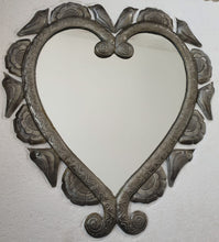 Cargar imagen en el visor de la galería, 20% OFF Espejo corazón de latón modelo 02

