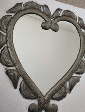Cargar imagen en el visor de la galería, 20% OFF Espejo corazón de latón modelo 02
