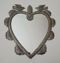 Cargar imagen en el visor de la galería, Espejo corazón de latón modelo 01
