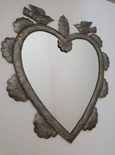 Cargar imagen en el visor de la galería, Espejo corazón de latón modelo 01
